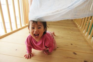 1歳児　いないいないばあ。ここにいるよ